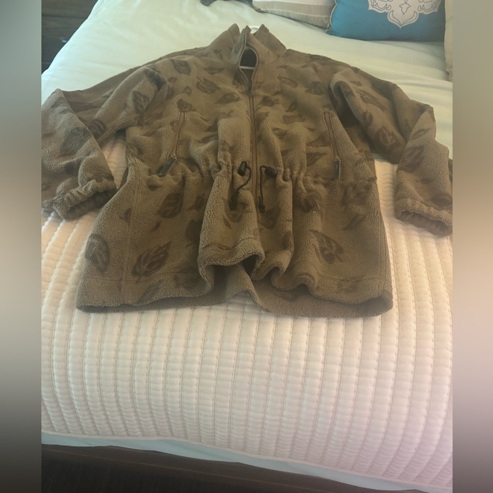 REI size medium brown fleece 3/4 length jacket. Drawstring waist. Leaves print.